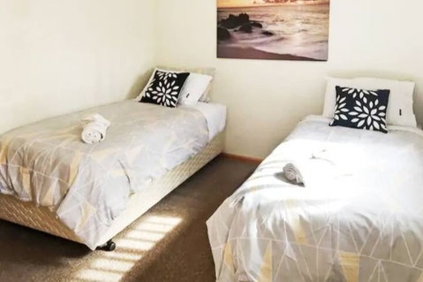 Rye Sleeps 10, Great Weekender - Sydneys Hotel 1