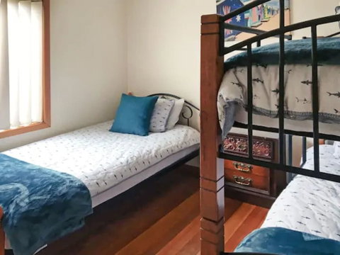 Home Near Shops & Beach - Sydneys Hotel 0