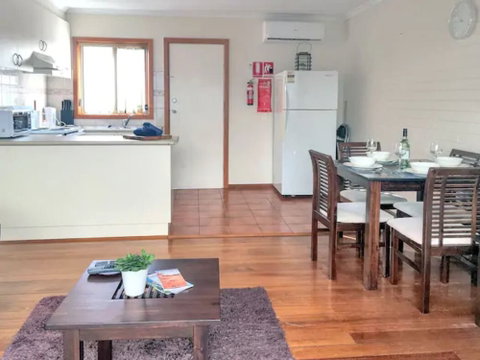 Home Near Shops & Beach - Sydneys Hotel 5