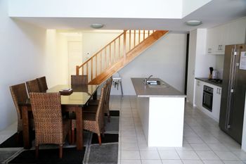 Waters Edge - Sydneys Hotel 3