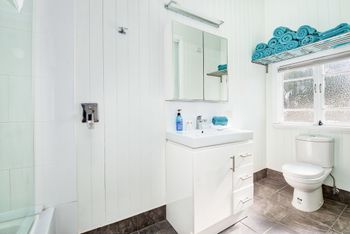 Modern 3 Bedroom Treehouse - Sydneys Hotel 4