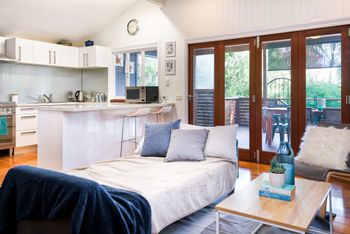 Modern 3 Bedroom Treehouse - Sydneys Hotel 2