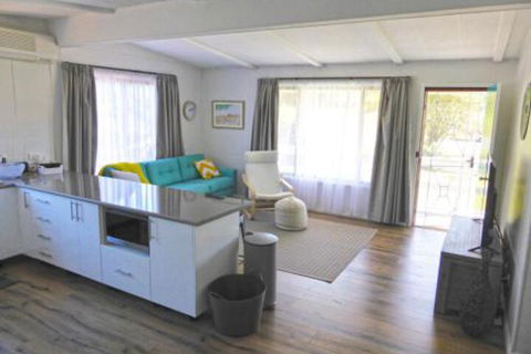 The Relax Shack At Culburra Beach Sleeps 7 - Sydneys Hotel 3