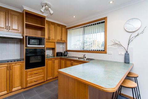 Acton Park Holiday Units - Sydneys Hotel 6