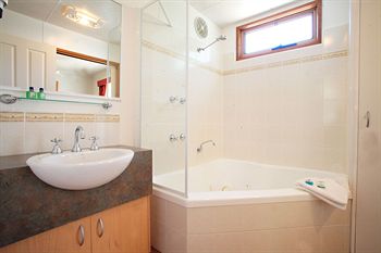 Yarraby Holiday Park - Sydneys Hotel 1
