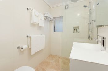 Bondi Beach Waterfront - Sydneys Hotel 1