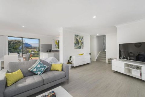 Right At Home In Bonny Hills - Sydneys Hotel 2