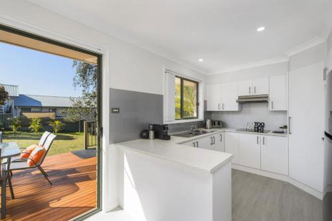 Right At Home In Bonny Hills - Sydneys Hotel 1