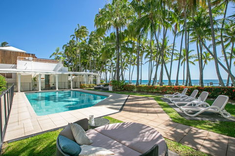 Poolside Apt In Alamanda Beachfront Resort 41 - Sydneys Hotel 2