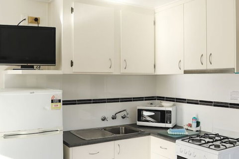Riverglade Caravan Park - Sydneys Hotel 1