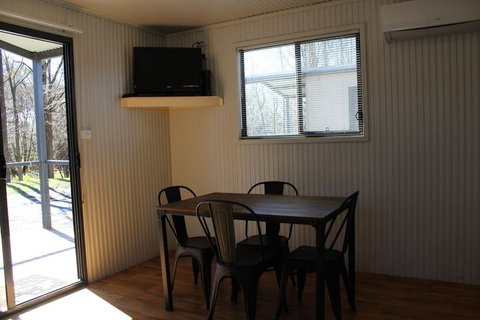 Riverglade Caravan Park - Sydneys Hotel 4