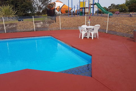 Lakes Caravilla Caravan Park - Sydneys Hotel 7