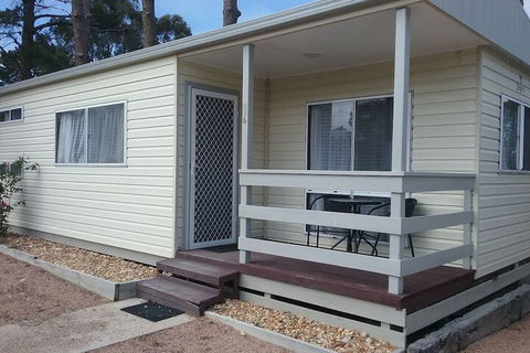 Lakes Caravilla Caravan Park - Sydneys Hotel 1