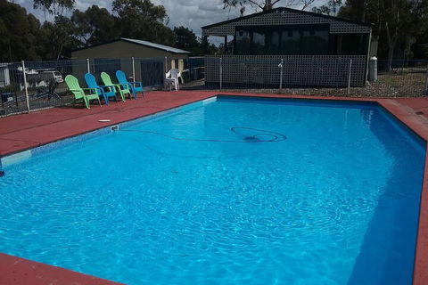 Lakes Caravilla Caravan Park - Sydneys Hotel 4
