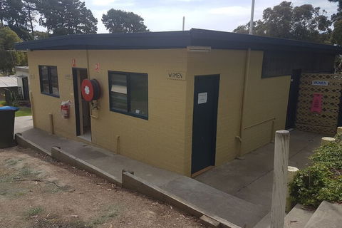 Lakes Caravilla Caravan Park - Sydneys Hotel 3