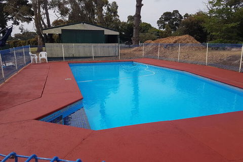 Lakes Caravilla Caravan Park - Sydneys Hotel 5