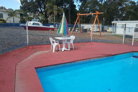 Lakes Caravilla Caravan Park - Sydneys Hotel 6