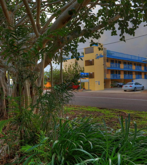 Sky View Units - Sydneys Hotel 1