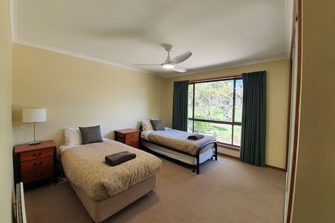 Annies Holiday Units - Sydneys Hotel 4