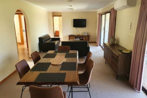Annies Holiday Units - Sydneys Hotel 0