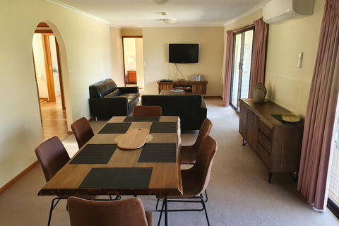 Annies Holiday Units - Sydneys Hotel 1