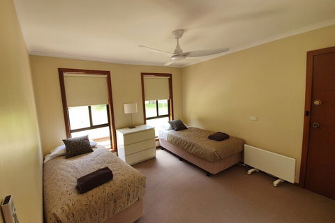 Annies Holiday Units - Sydneys Hotel 5