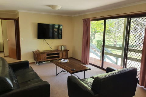 Annies Holiday Units - Sydneys Hotel 7