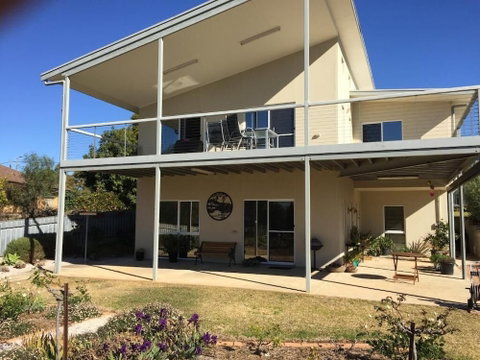 Lyreen's Apartment B&B - Sydneys Hotel 3