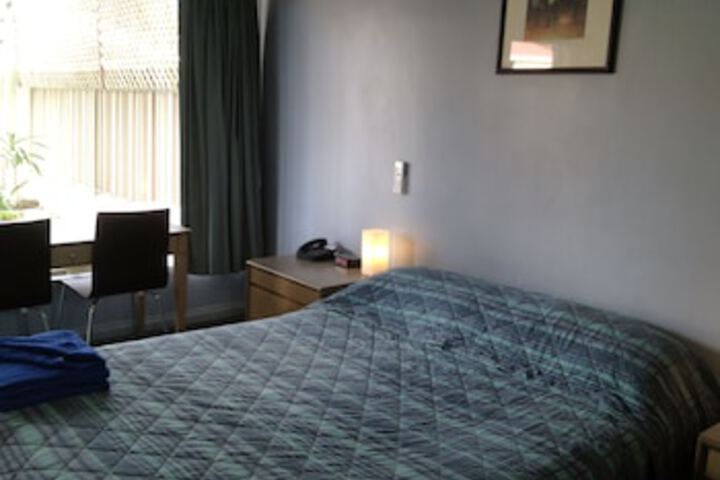  Sydneys Hotel