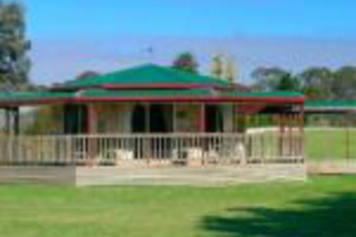 Sydneys Hotel