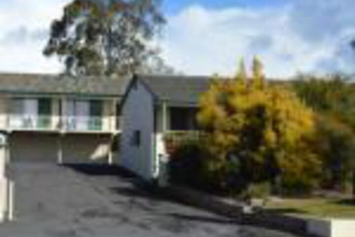Sydneys Hotel