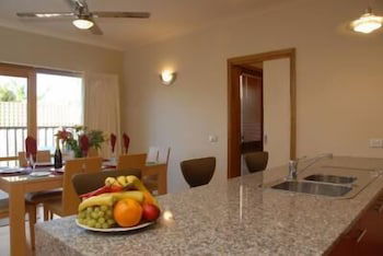 The Lakes Apartments - Sydneys Hotel 4
