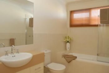 The Lakes Apartments - Sydneys Hotel 3