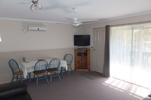Lakes Entrance Country Cottages - Sydneys Hotel 7