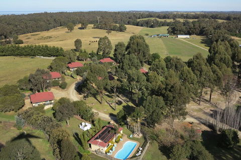 Lakes Entrance Country Cottages - Sydneys Hotel 6