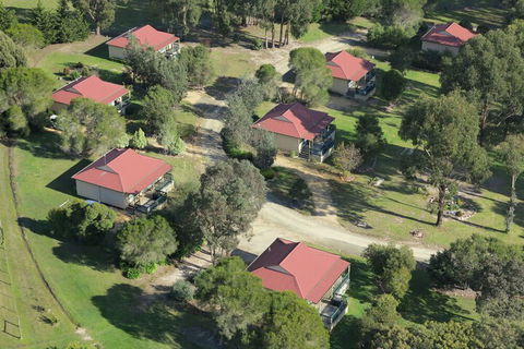 Lakes Entrance Country Cottages - Sydneys Hotel 1