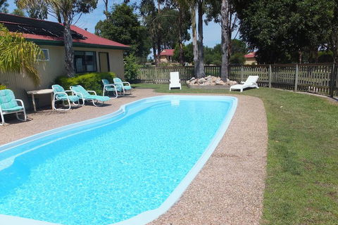 Lakes Entrance Country Cottages - Sydneys Hotel 5