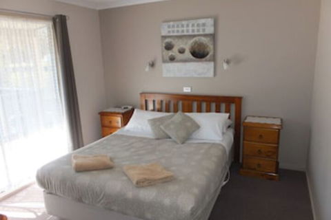 Lakes Entrance Country Cottages - Sydneys Hotel 0