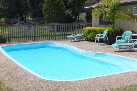 Lakes Entrance Country Cottages - Sydneys Hotel 4