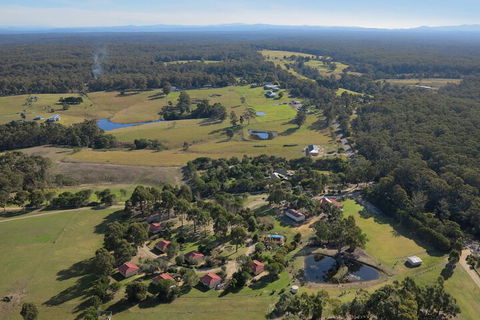 Lakes Entrance Country Cottages - Sydneys Hotel 2