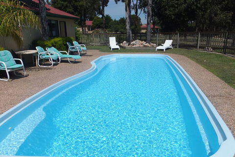 Lakes Entrance Country Cottages - Sydneys Hotel 3
