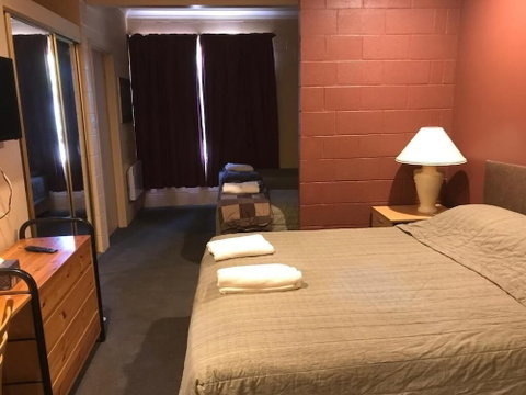 Cottonwood Lodge - Sydneys Hotel 5