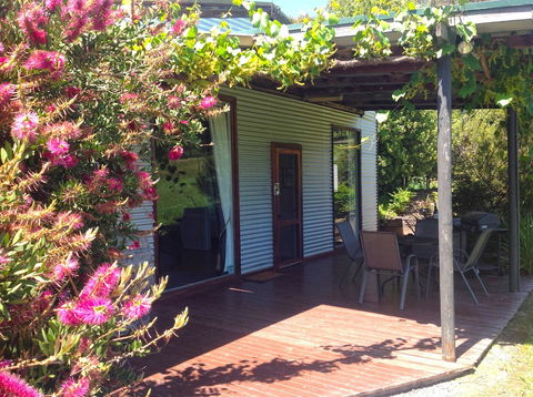 Valley Farm Vineyard Cottages - Sydneys Hotel 6