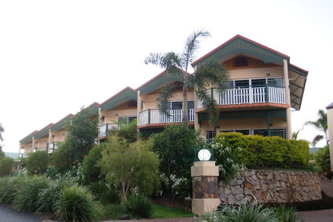 Tinaroo Lake Resort - Sydneys Hotel 1