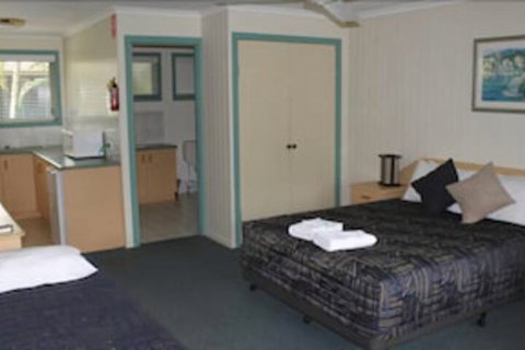 Sanctuary Lakes Fauna Retreat - Sydneys Hotel 7