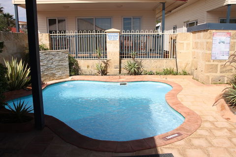 Seaspray Beach Holiday Park - Sydneys Hotel 4