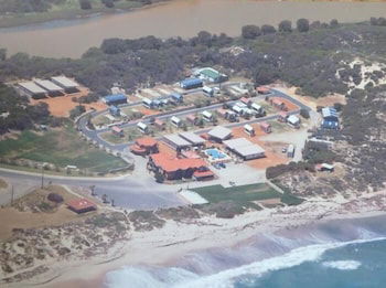 Seaspray Beach Holiday Park - Sydneys Hotel 1
