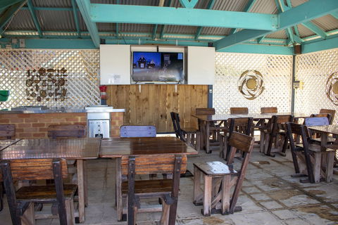 Seaspray Beach Holiday Park - Sydneys Hotel 6