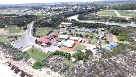 Seaspray Beach Holiday Park - Sydneys Hotel 0