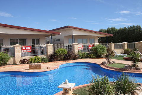 Seaspray Beach Holiday Park - Sydneys Hotel 2